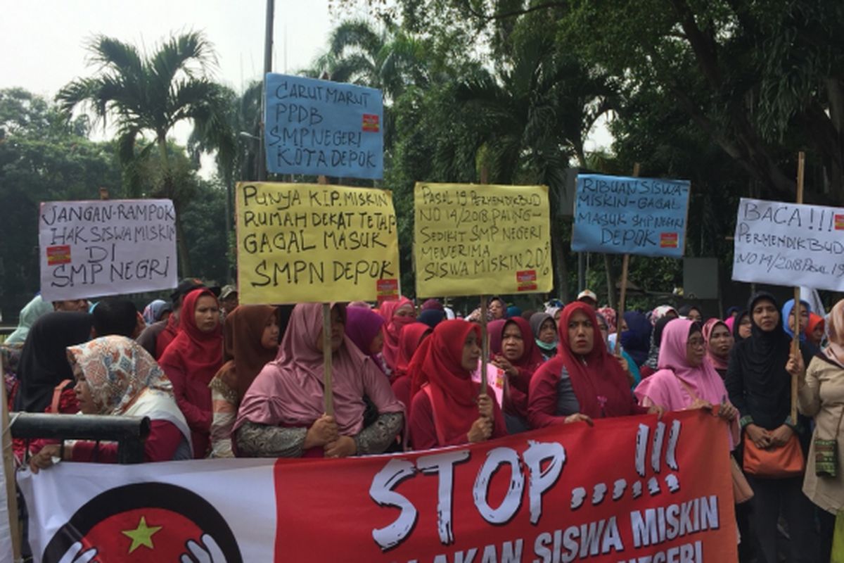 65 Orang tua murid aksi depan Gedung Balai Kota Depok, Rabu (10/7/2018).