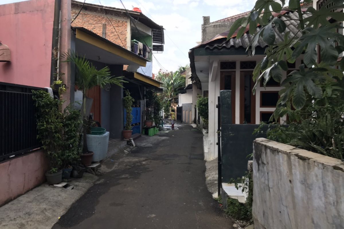 Gang di sekitar rumah terduga teroris Nouval Farisi (36) warga Tanjung Barat, Jagakarsa, Jakarta Selatan masuk dalam Daftar Pencarian Orang (DPO) terduga teroris buruan Detasemen Khusus (Densus) 88 Antiteror Polri pada Rabu (7/4/2021).