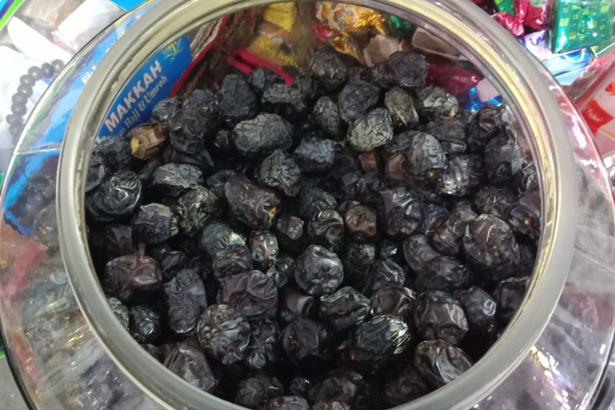 Jenis kurma nabi atau kurma ajwa yang identik dengan kurma kesukaan Rasulullah, dijual di Pasar Tanah Abang Blok B, Rabu (23/5/2018).