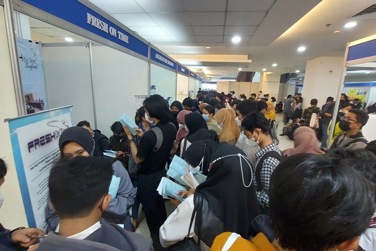 Pencari kerja yang mengunjungi pameran bursa kerja Jakarta Job Fair yang digelar Pemerintah DKI Jakarta di Mall Season City, Jakarta Barat, 2-3 Agustus 2022.