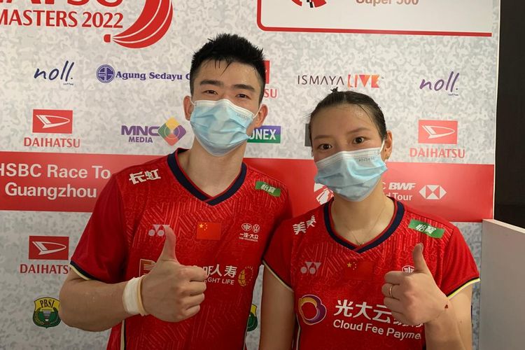 Huang Yaqiong dan Zheng Siwei usai bertanding di babak semifinal Indonesia Masters 2022 pada Sabtu (11/6/2022).