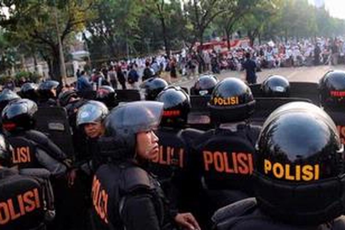 Sebuah mobil pemadam kebakaran rusak dalam unjuk rasa dari berbagai organisasi masyarakat berbasis islam yang tergabung dalam FUI yang dikomandani oleh barisan Front Pembela Islam (FPI) pimpinan Rizieq Shihab di depan Kedutaan Besar Amerika Serikat di Medan Merdeka Selatan, Jakarta, Senin (17/9/2012). Demo rusuh ini terkait dengan kemarahan umat muslim terhadap film Innocence of Muslims yang beredar di Youtube.  