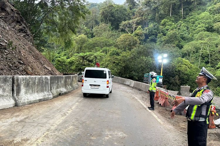 Setelah Lumpuh 10 Jam, Jalur Padang-Bukittinggi di Lembah Anai Kembali Dibuka