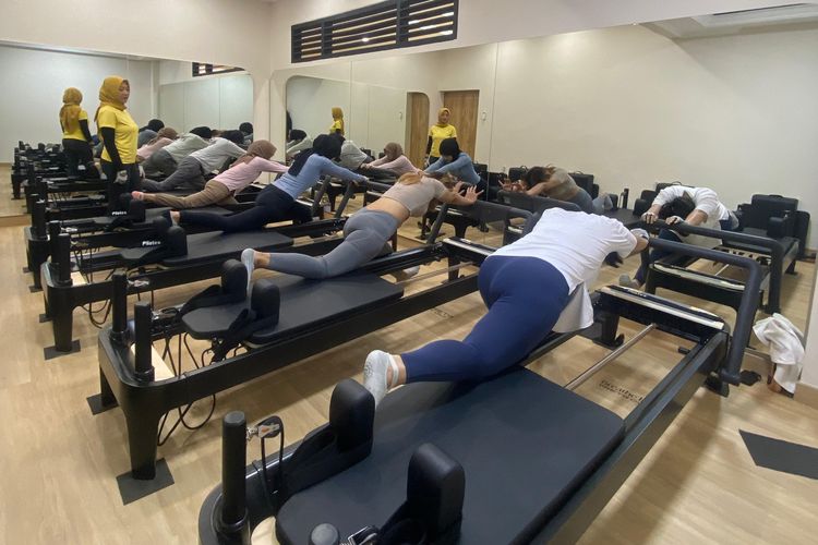 Virdha (27) ikut pilates untuk menjaga tubuh tetap bugar.