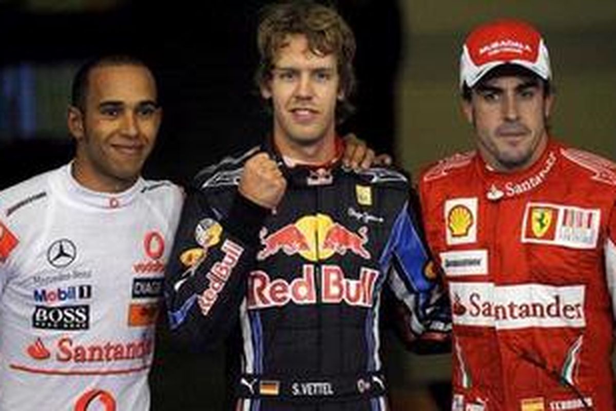Sebastian Vettel (tengah) raih pole position GP Abu Dhabi, setelah memenangi kualifikasi, Sabtu (13/11/10). Dia mengungguli Lewis Hamilton (kiri) dan Fernando Alonso.