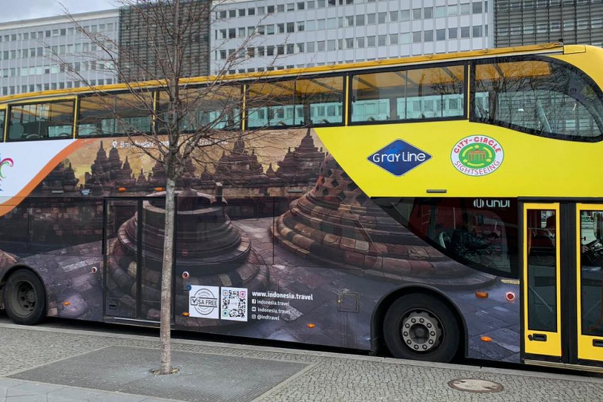 Bis-bis berlogo Wonderful Indonesia itu berkeliling Berlin. Ada yang bergambar Borobudur Joglosemar, Pink Beach Komodo Labuan Bajo NTT, Gebogan Bali, Gandrung Sewu Banyuwangi, Bromo Jatim, Raja Ampat Papua Barat, Wae Rebo NTT, Pulau Padar NTT, Danau Toba Sumut.

