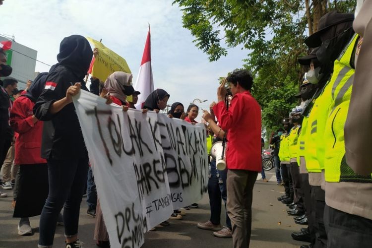 Aksi demonstrasi menolak kenaikan harga BBM dilakukan massa dari Gerakan Mahasiswa Nasional Indonesia (GMNI) Jombang, Jawa Timur, Rabu (7/9/2022).