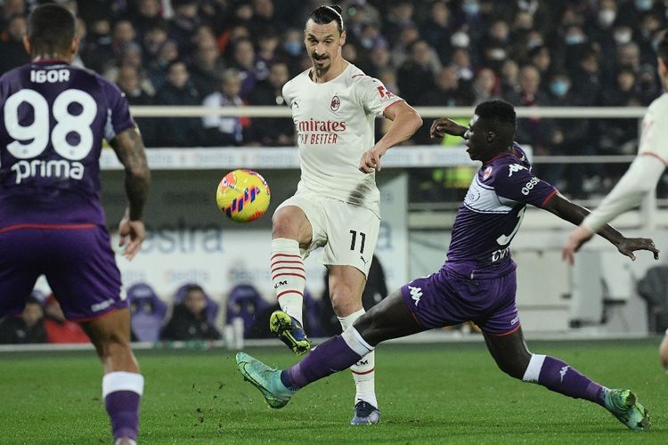 Zalatan Ibrahimovic berebut bola dengan Alfred Ducan pada laga pekan ke-13 Liga Italia, Fiorentina vs AC Milan, di Stadion Artemio Franchi, Minggu (21/11/2021) dini hari WIB.