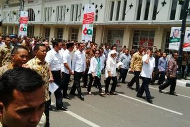 Presiden Joko Widodo tiba di Bandara Husein Sastranegara Bandung, Kamis (16/4/2015) sekitar pukul 11.30 WIB. Jokowi datang ke Bandung untuk memantau kesiapan penyelenggaraan acara peringatan Konferensi Asia Afrika (KAA) ke-60. 