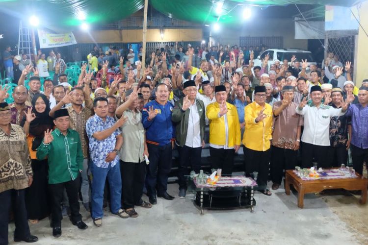 Pasangan cagub dan cawagub Kalbar, Sutarmidji-Ria Norsan, berfoto bersama warga seusai kampanye dialogis di Kabupaten Melawi, Kalimantan Barat, Senin (12/3/2018).