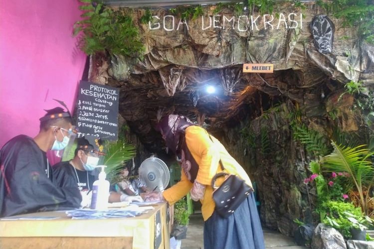 Warga anymtusias mendatangi Tempat Pemungutan Suara (TPS) di Desa Lamuk, Kecamatan Kejobong, Purbalingga, Jawa Tengah didesain unik menyerupai goa, Rabu (9/12/2020).