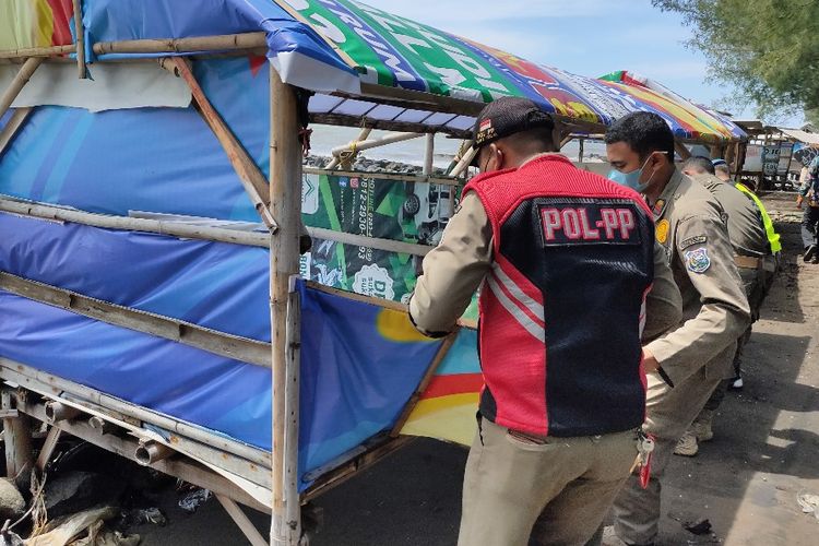 Petugas Satpol PP Kota Tegal melakukan penertiban bilik yang berpotensi dijadikan tempat mesum di OW Pantai Muarareja Indah, Kota Tegal, Jawa Tengah, Selasa (24/5/2022).