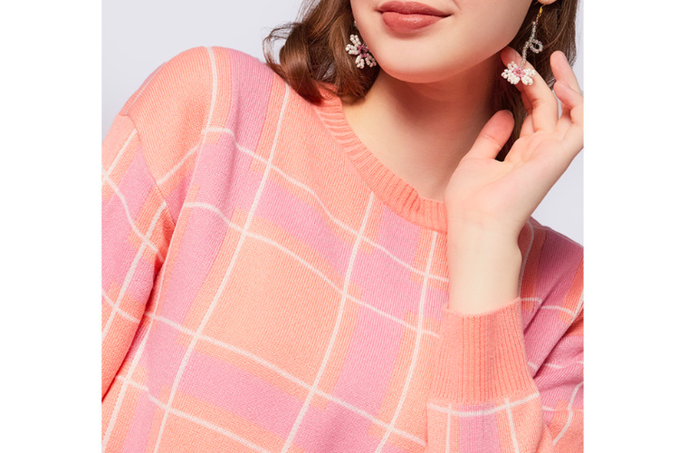 Sweater perempuan dari merek Colorbox, rekomendasi sweater perempuan oversized. 
