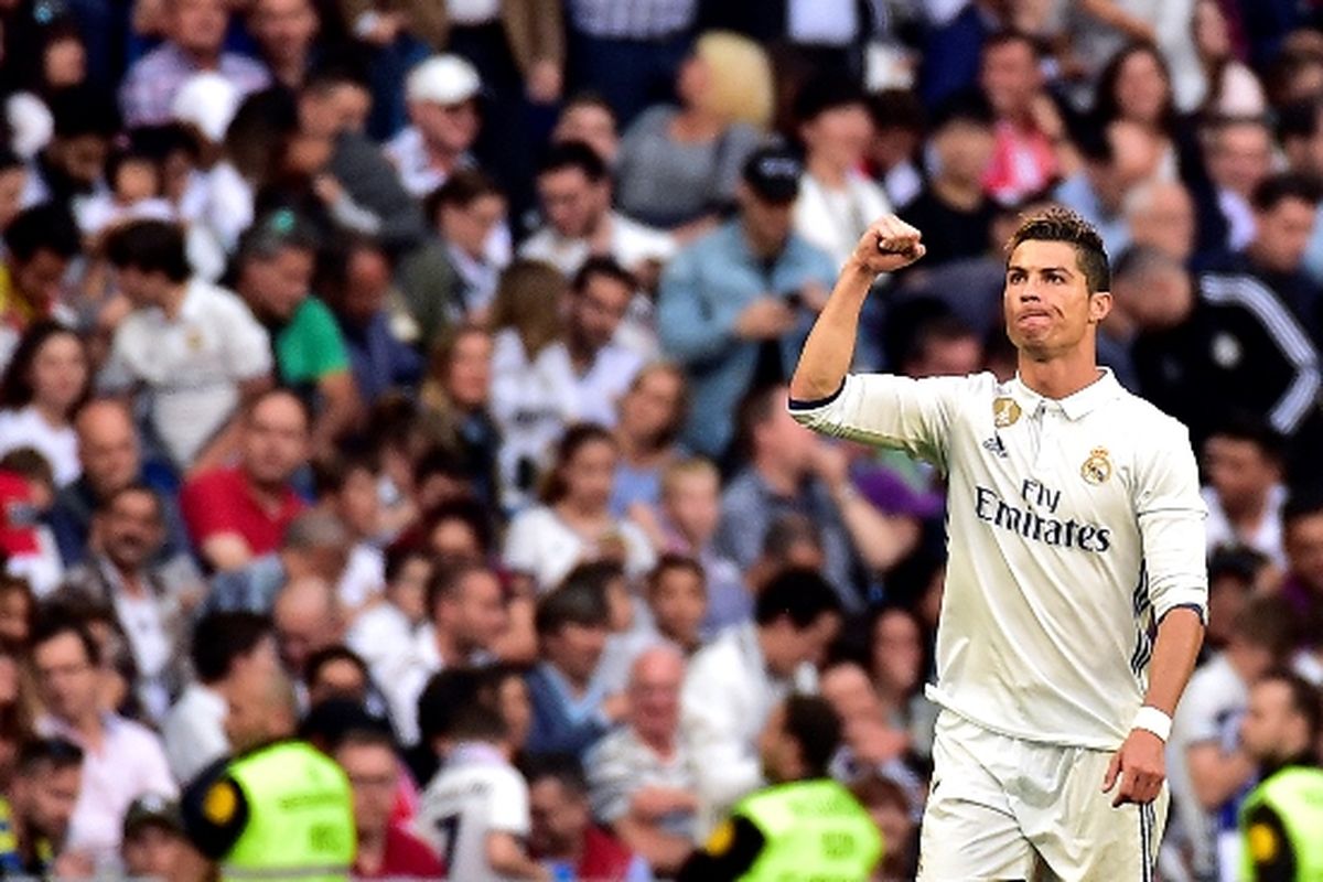 Penyerang Real Madrid, Cristiano Ronaldo, merayakan golnya seusai membobol gawang Sevilla pada pertandingan La Liga di Stadion Santiago Bernabeu, 14 Mei 2017. 