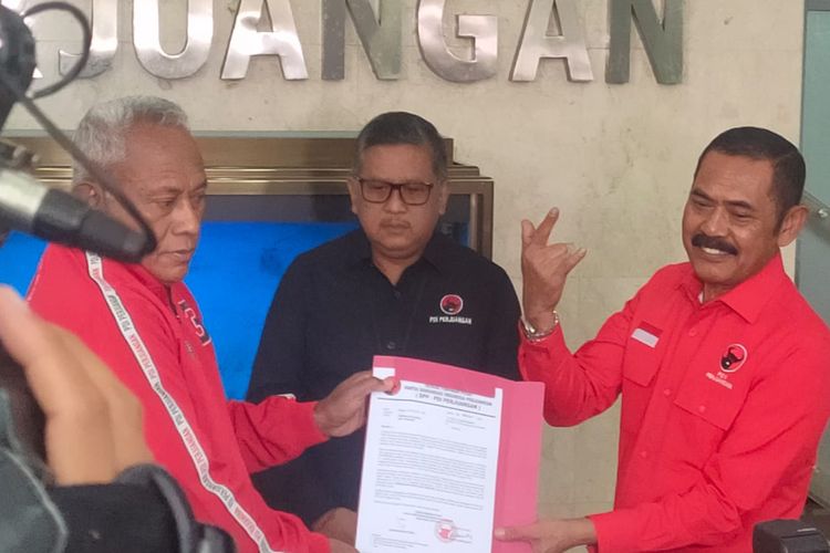 Momen saat Ketua DPC PDI-P Kota Solo FX Hadi Rudyatmo menerima sanksi peringatan keras dan terakhir oleh DPP PDI-P di Kantor Partai, Jalan Diponegoro, Jakarta, Rabu (26/10/2022).
