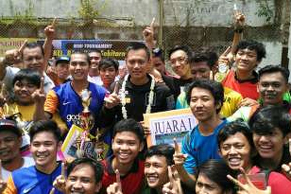 Calon gubernur DKI Jakarta Agus Harimurti Yudhoyono berfoto bersama peserta turnamen futsal di Kelurahan Pela Mampang, Kecamatan Mampang Prapatan, Jakarta Selatan, Sabtu (12/11/2016).