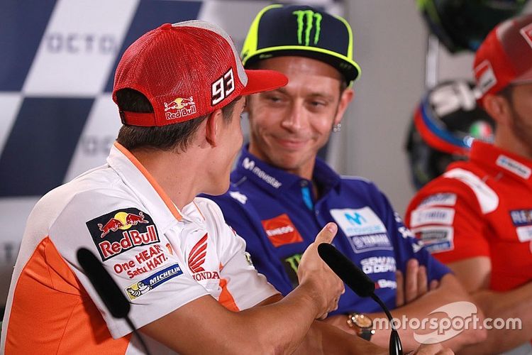 Pebalap Movistar Yamaha Valentino Rossi menolak bersalaman dengan pebalap Repsol Honda Marc Marquez dalam sebuah konferensi pers yang digelar jelang rangkaian seri MotoGP San Marino, Kamis (6/9/2018).