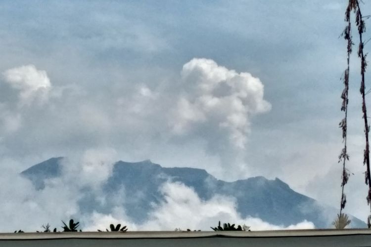 Asap setinggi 500 meter terlihat di puncak Gunung Agung pada Selasa (7/11/2017). 