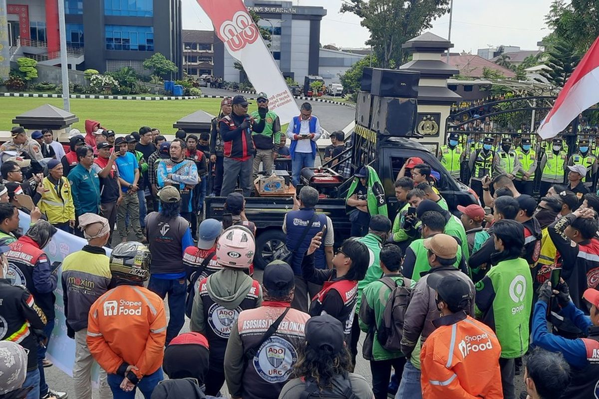Aksi solidaritas Asosiasi Driver Online (ADO) untuk Affan Kurniawan yang berlangsung di Polda Sumatera Selatan, Sabtu (30/8/2025).