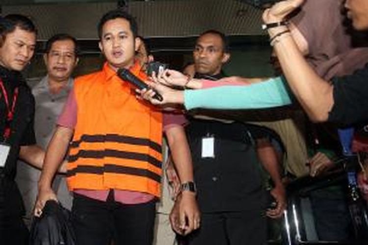 Mantan ajudan Rusli Zainal, Said Faisal (berbaju tahanan), ditahan Komisi Pemberantasan Korupsi di Jakarta, Jumat (21/2/2014). Said yang telah ditetapkan sebagai tersangka ditahan karena diduga memberikan keterangan palsu dalam sidang kasus korupsi PON Riau di Pengadilan Tindak Pidana Korupsi Pekanbaru, Riau. (TRIBUNNEWS/DANY PERMANA)
