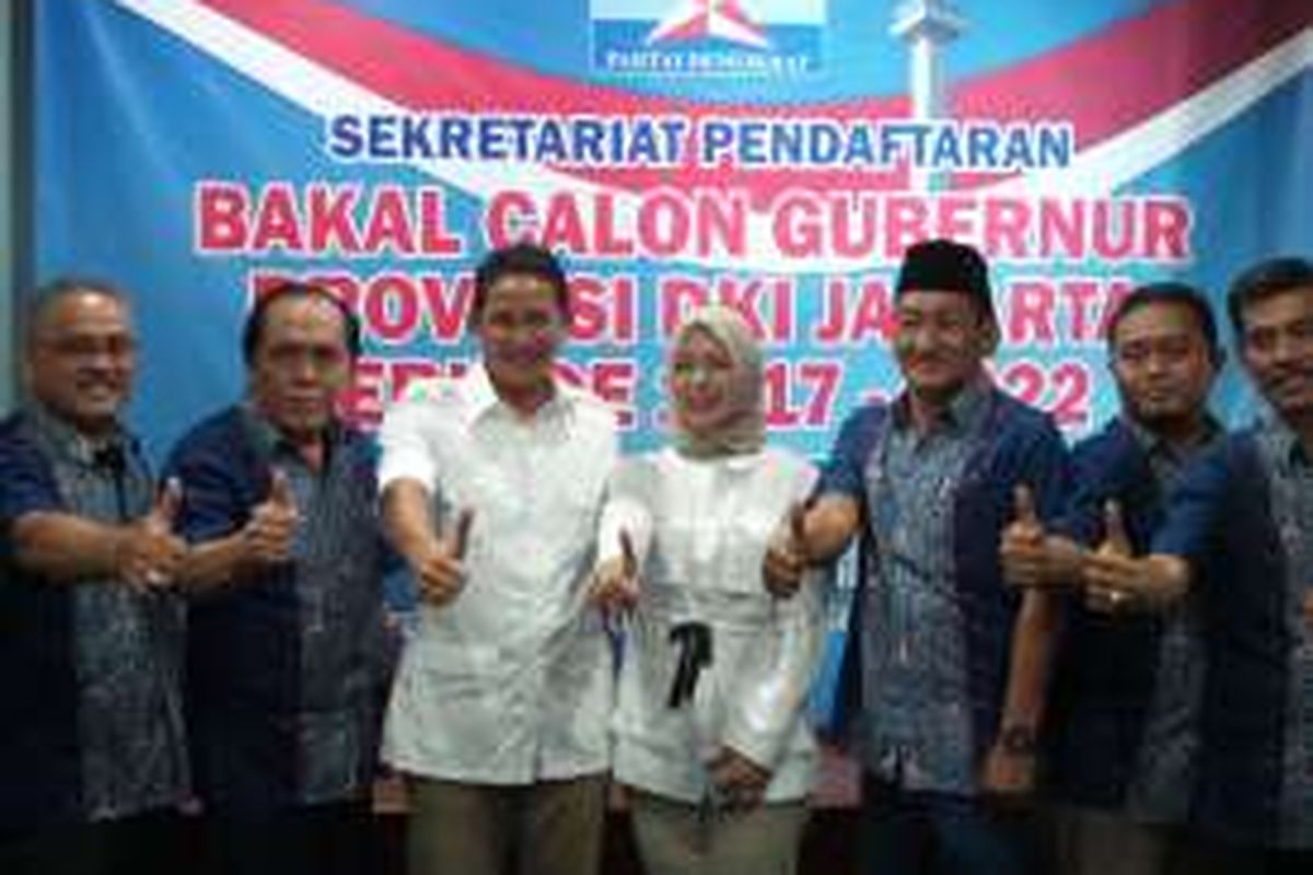 Sandiaga Uno dan istrinya, Nur Asia, saat mengembalikan formulir pendaftaran ke DPD Partai Demokrat DKI Jakarta, Jumat (22/4/2016).