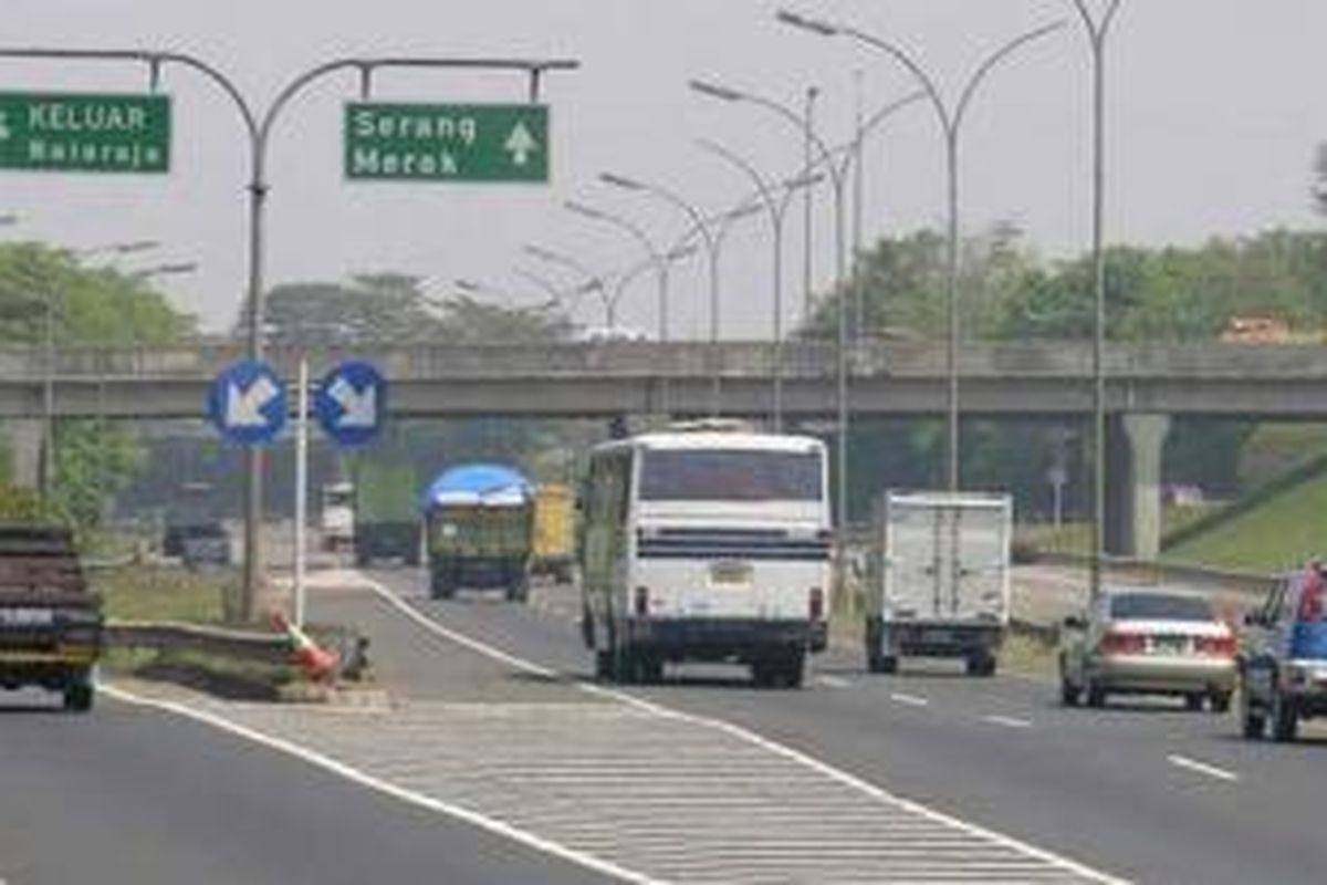 Jalan Tol Jakarta-Tangerang-Merak.