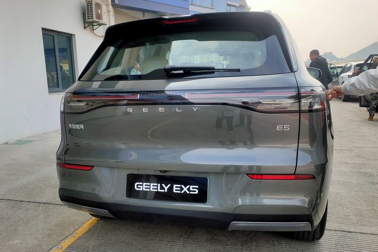 Geely EX5 di Sirkuit Ningbo