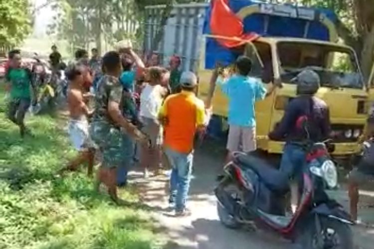 Sejumlah massa mengeroyok sopir truk di Desa Nglangitan, Kecamatan Tunjungan, Kabupaten Blora, Jawa Tengah pada Rabu (27/7/2022)