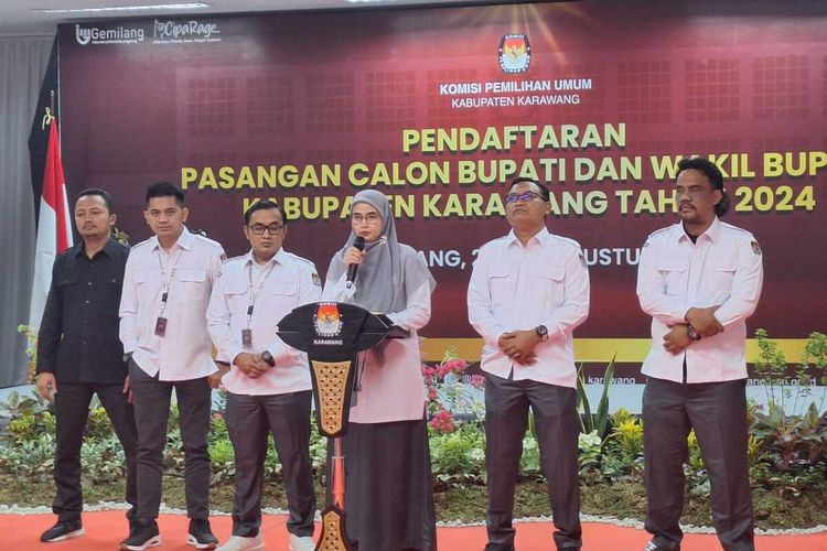 Ketua KPU Karawang Mari Fitriana(tengah) dan jajaran saat memberikan keterangan pers soal pendaftaran bakal calon untuk Pilkada Karawang 2024, Kamis (29/8/2024) malam.