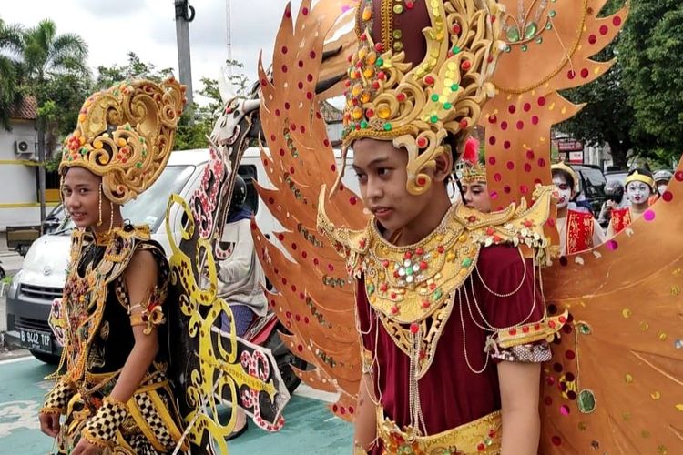 Karnaval SMPN 8 Yogyakarta dalam rangka HUT ke-266 Kota Yogyakarta mengangkat tema Yogyakarta sebagai kota pendidikan, budaya dan perjuangan, Rabu (5/10/2022).