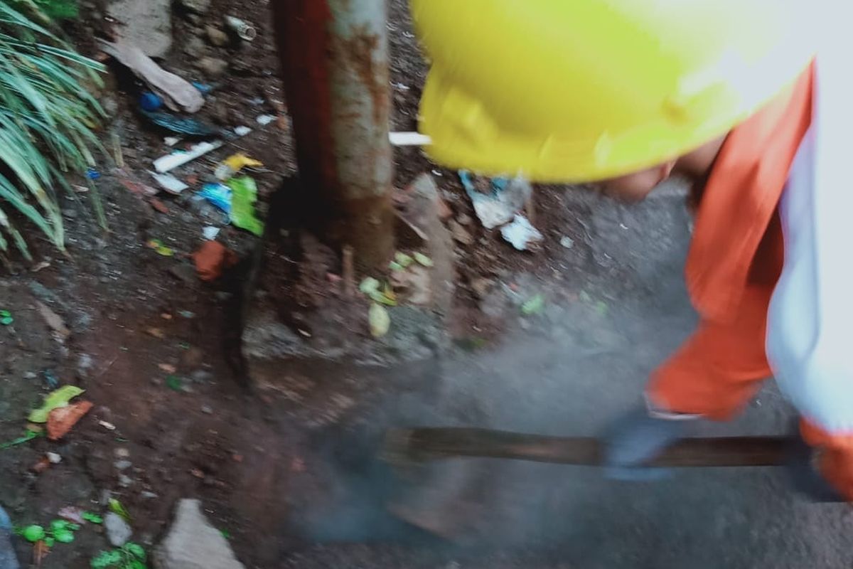 Seorang petugas mengecek asap keluar dari tanah di Desa Titisan, Kecamatan Sukalarang, Sukabumi, Jawa Barat, Rabu (2/2/2022).