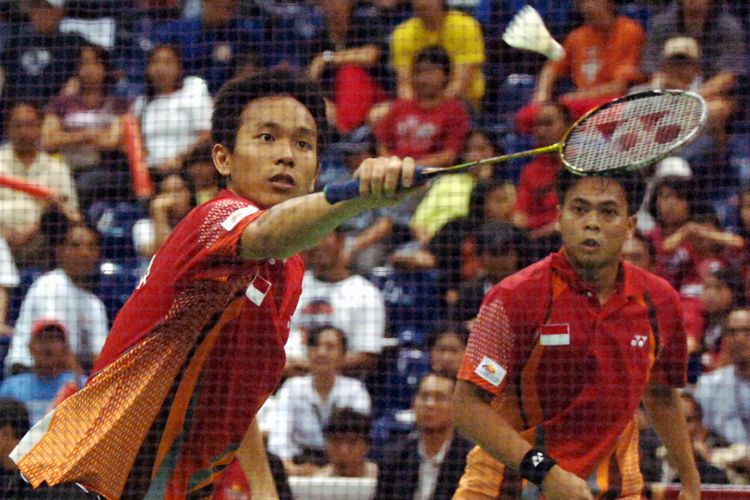 Hendra Setiawan (depan/kiri, memukul kok), saat tampil berpasangan dengan Markis Kido, di laga final Indonesia Open di Jakarta pada 25 September 2005. 