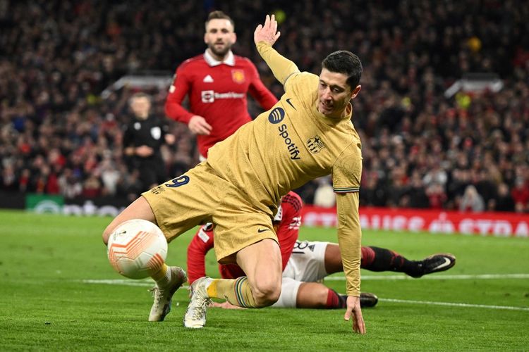 Striker Barcelona Robert Lewandowski mengontrol bola dalam laga melawan Manchester United pada playoff Liga Europa 2022-2023 di Stadion Old Trafford, Jumat (24/2/2023) dini hari WIB. Duel Man United vs Barcelona berakhir dengan skor 1-2. Barcelona gugur.