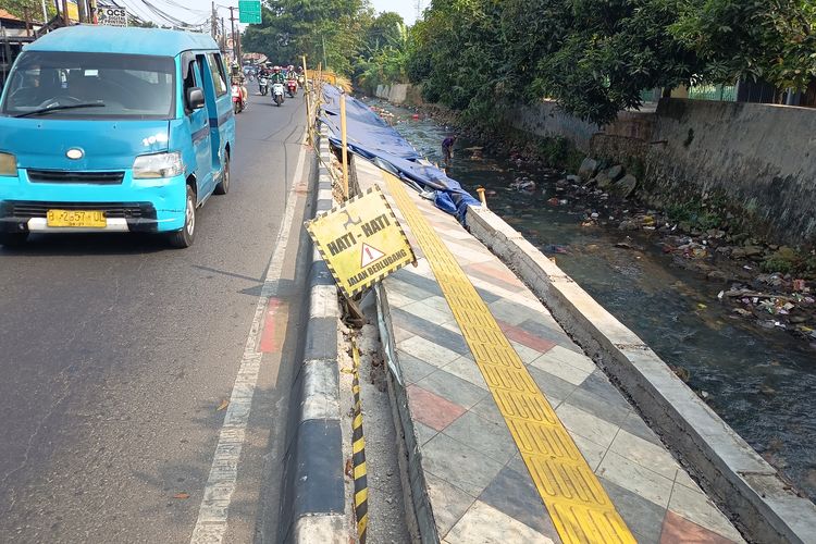 Trotoar Jalan Raya Sawangan Depok Ambles, Pejalan Kaki Terpaksa Turun ke Jalan