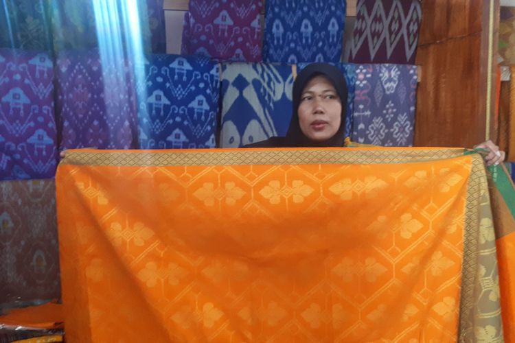 Misnah, salah satu pengusaha tenun Lombok di Lombok Tengah, Nusa Tenggara Barat  