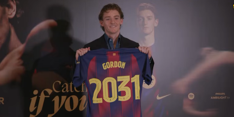 Anthony Gordon didatangkan Barcelona dari Newcastle United, dan dikontrak dengan durasi enam tahun, atau hingga 2031.