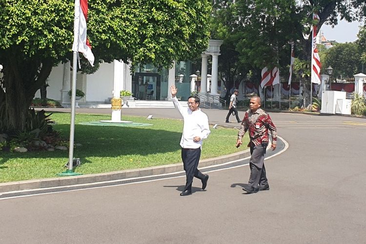 Mantan Ketua Mahkamah Konstitusi Mahfud MD mendatangi Istana Kepresidenan Jakarta, Senin (21/10/2019). Ia datang menggunakan kemeja putih lengan panjang. 