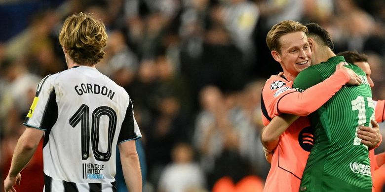 Frenkie de Jong memeluk kiper Joan Garcia setelah Barcelona meraih kemenangan penting di markas Newcastle United pada laga lanjutan Liga Champions. Bertanding di Stadion St James? Park, Jumat (19/9/2025) dini hari WIB, tim tamu menang 2-1 berkat dua gol Marcus Rashford.
