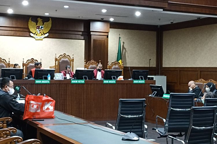 Kuasa khusus wajib pajak dari Bank Panin, Veronika Lindawati dituntut 3 tahun penjara dan denda Rp 200 juta subsider 6 bulan kurungan oleh Jaksa Penuntut Umum KPK di Pengadilan Tindak Pidana Korupsi (Tipikor) Jakarta Pusat, Rabu (4/1/2023). Ia dinilai terbukti menyuap Direktur Pemeriksaan dan Oenagihan (P2) pada Direktorat Jenderal Pajak, Kementerian Keuangan, Angin Prayitno Aji DNA bawahannya dengan uang 500 ribu dollar Singapura.