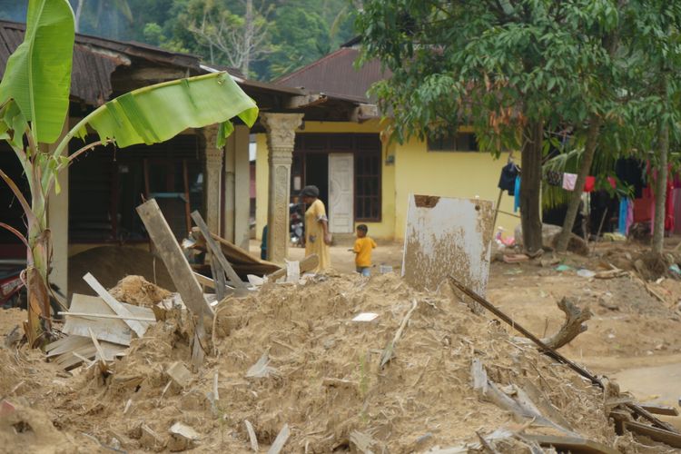 Langit Mendung Jadi Alarm Bahaya, Warga Batu Busuk Padang Diliputi Trauma Banjir