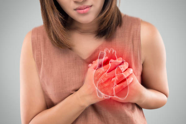 Ilustrasi serangan jantung pada wanita. Gejala serangan jantung mirip flu.