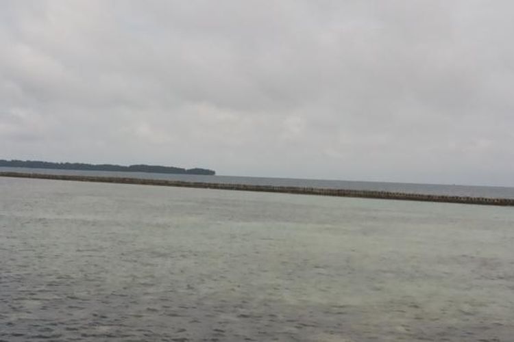 Tembok pemecah ombak yang ada di pesisir Pulau Pramuka, Kepulauan Seribu.