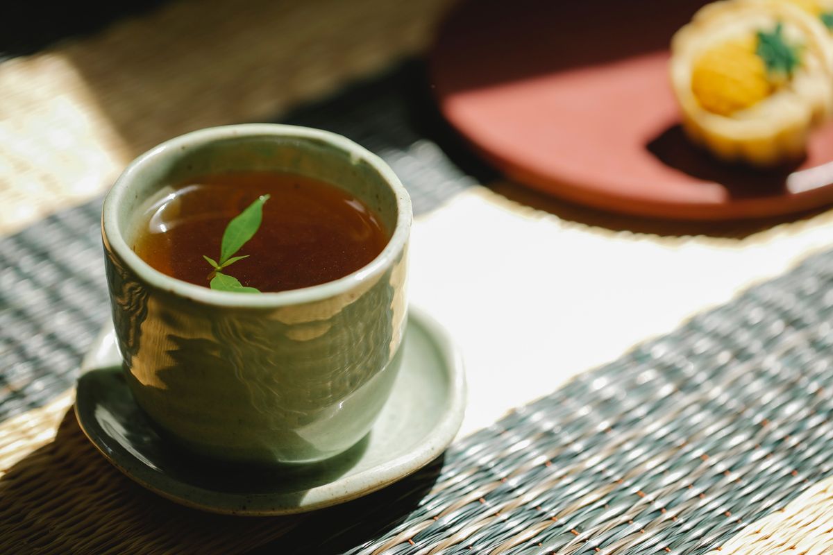 Ilustrasi teh hijau, minuman yang baik untuk kesehatan kulit.