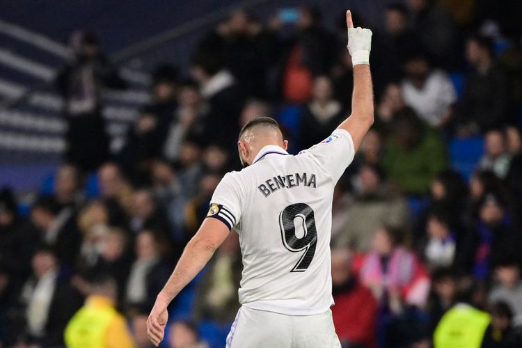 Penyerang Real Madrid, Karim Benzema, merayakan gol ke gawang Elche pada lanjutan laga Liga Spanyol di Stadion Santiago Bernabeu, Madrid, pada Kamis (16/2/2/2023) dini hari WIB.