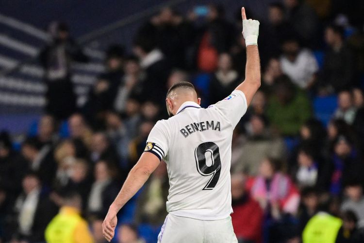 Penyerang Real Madrid, Karim Benzema, merayakan gol ke gawang Elche pada lanjutan laga Liga Spanyol di Stadion Santiago Bernabeu, Madrid, pada Kamis (16/2/2/2023) dini hari WIB. Terkini, Benzema menyamai rekor milik Lionel Messi saat Madrid menang 5-2 atas Liverpool pada leg pertama babak 16 besar Liga Champions di Stadion Anfield, Rabu (22/2/2023) dini hari WIB.