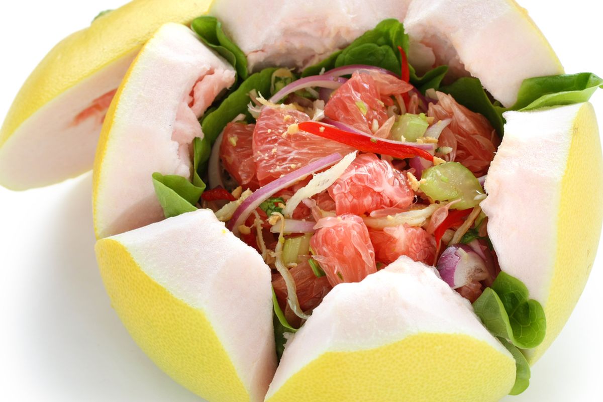 Ilustrasi pomelo salad jeruk bali.