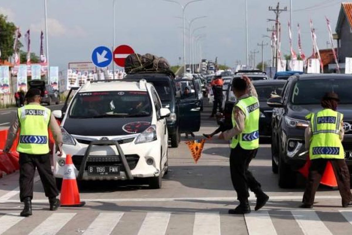 Sistem buka tutup untuk mengatasi kemacetan kendaraan di pintu keluar tol Brebes Timur, Jawa Tengah, Jumat (01/07/2016). Puncak arus mudik diperkirakan terjadi pada H-3 lebaran. 