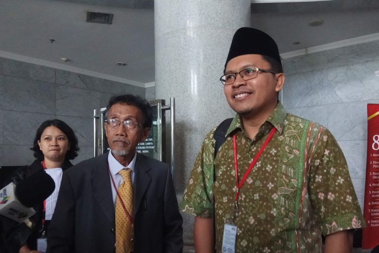 Ketua Muslim Moderat Society, Zuhairi Misrawi (kanan), ditemui usai sidang uji materi terkait penodaan agama. Sidang digelar di Mahkamah Konstitusi, Jakarta, Selasa (10/10/2017).