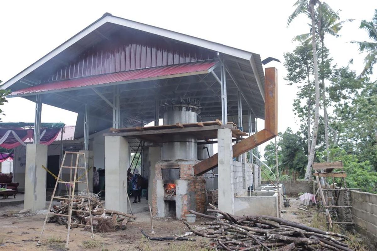 Tempat penyulingan minyak atsiri berbahan Pohon sapu sapu di Desa Mapur, Bangka, Kamis (21/12/2023).