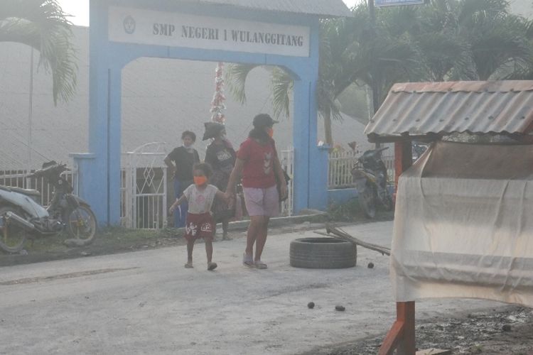 SMP Negeri 1 Wulanggitang salah dijadikan salah tempat pengungsian bagi warga yang terdampak erupsi Lewotobi Laki-laki.